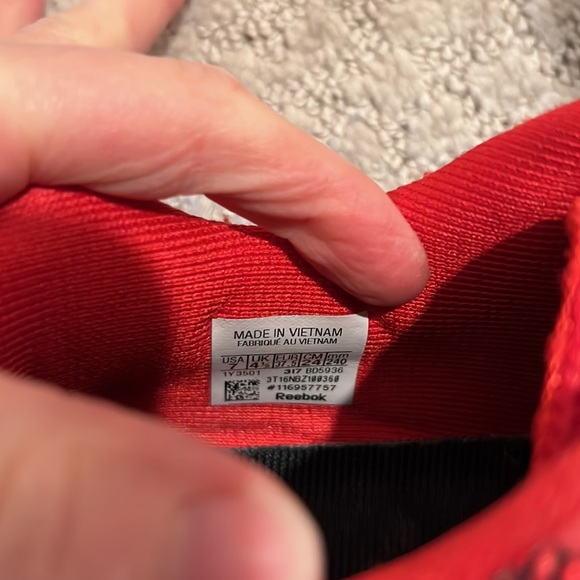 Like new. Reebok CrossFit shoe. Red size 7 - Picture 3 of 4